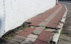 Calçadas da 9 de Abril esburacadas