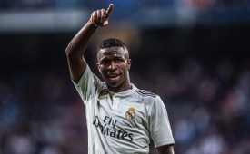 Vinicius Junior faz tratamento na piscina e inova na hashtag: 