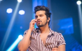 Luan Santana comemora 28 anos ao lado da namorada e famosos