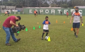 Garoto especial que treina futebol em Cubatão vira notícia no “Globo Esporte”