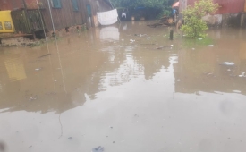 Moradores da Vila Varandas estão perdendo bens e mantimentos com as chuvas da manhã desta terça-feira (07)