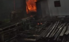 Incêndio na Vila dos Pescadores destrói 20 barracos.