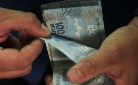 Caixa paga Auxílio Brasil a cadastrados com NIS final 0 Valor mínimo para cada família é R$ 400