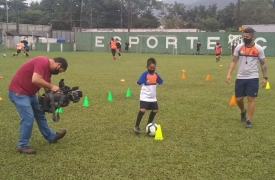 Garoto especial que treina futebol em Cubatão vira notícia no “Globo Esporte”