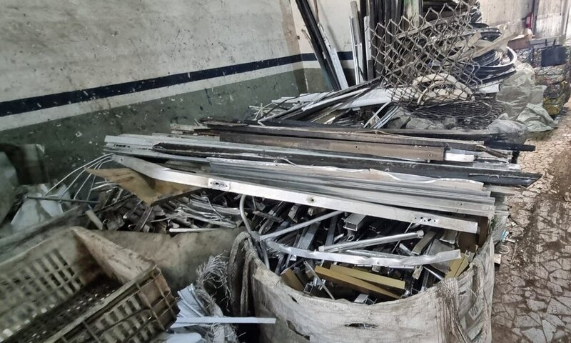 Polícia Civil apreende 10 toneladas de material de origem criminosa em ferro velho de Santos