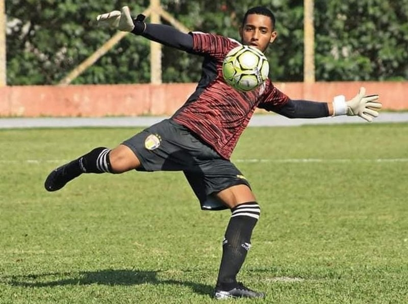 Goleiro do Sub-20 do Grêmio Barueri, Luiz Guilherme comemora título da Paulista Cup