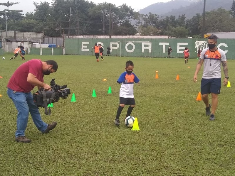 Garoto especial que treina futebol em Cubatão vira notícia no “Globo Esporte”