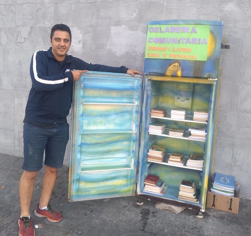 Alimentando Conhecimento leva livros a quatro pontos de Cubatão dentro de geladeiras