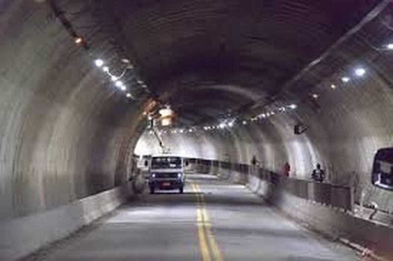 Túnel em Guarujá recebe obras da Sabesp durante as noites de março 