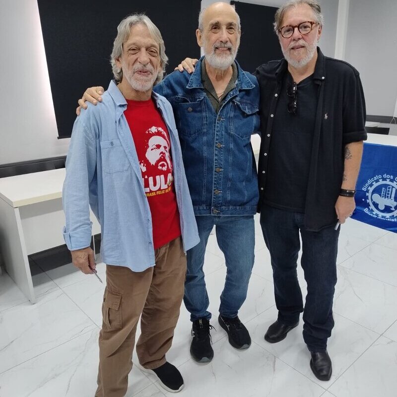 Tarde de dedicatórias marca lançamento de livro no Sindicato dos Químicos