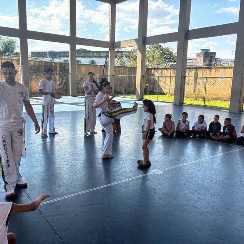 Grupo de capoeira leva cultura afro-brasileira para dentro da UME CEU, em Cubatão